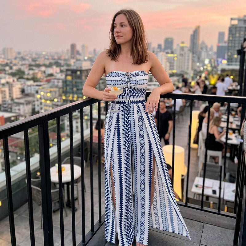 👗💙 Geometrischer Jumpsuit mit Halter-Ausschnitt & Seitenschlitz!