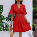👗 50% RABATT! ✨ Schickes Kleid mit V-Ausschnitt & Spitzenausschnitten – Feminin & luftig – Perfekt für Sommer, Hochzeit oder romantische Abende – eleganter Blickfang mit feinen Details 🌸