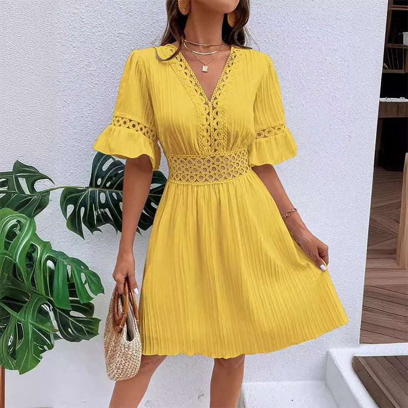 👗 50% RABATT! ✨ Schickes Kleid mit V-Ausschnitt & Spitzenausschnitten – Feminin & luftig – Perfekt für Sommer, Hochzeit oder romantische Abende – eleganter Blickfang mit feinen Details 🌸