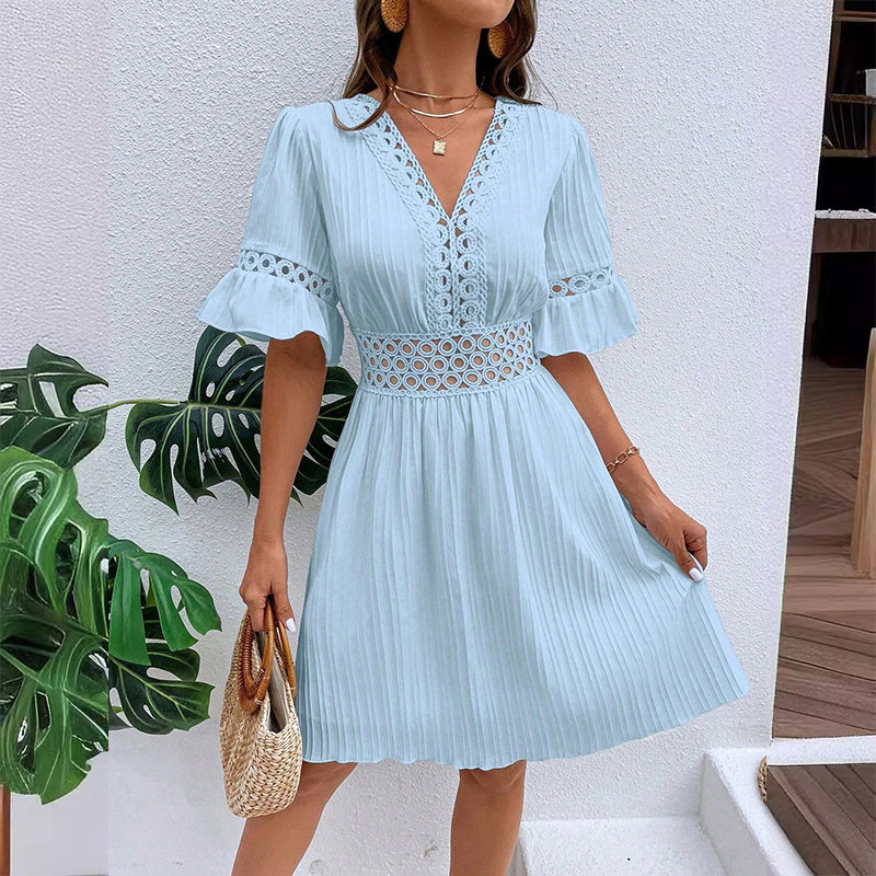 👗 50% RABATT! ✨ Schickes Kleid mit V-Ausschnitt & Spitzenausschnitten – Feminin & luftig – Perfekt für Sommer, Hochzeit oder romantische Abende – eleganter Blickfang mit feinen Details 🌸