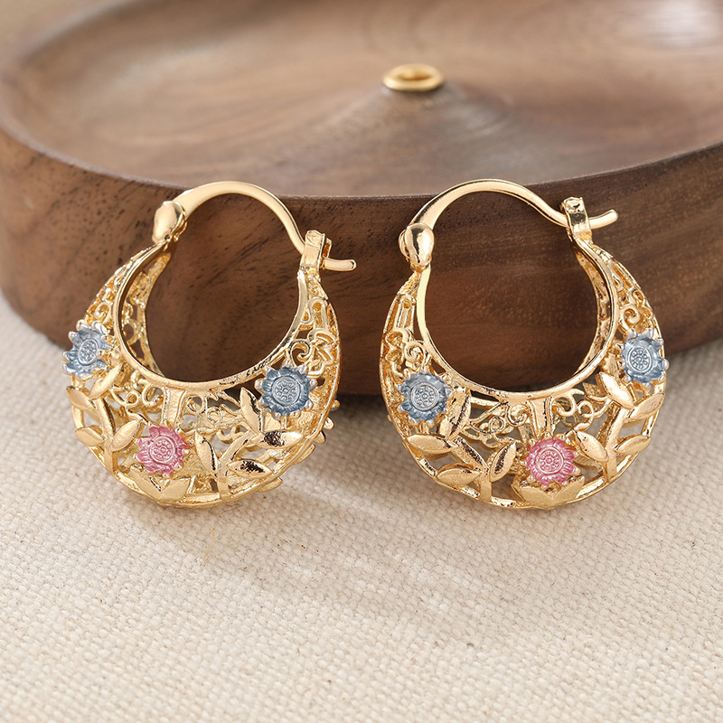 ⏰ 30 % RABATT – Nur für kurze Zeit ✨Vergoldete Halbmond-Creolen mit Blumenemaille 🌙✨ Elegante Handarbeit mit femininem Design