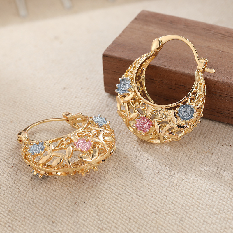 ⏰ 30 % RABATT – Nur für kurze Zeit ✨Vergoldete Halbmond-Creolen mit Blumenemaille 🌙✨ Elegante Handarbeit mit femininem Design