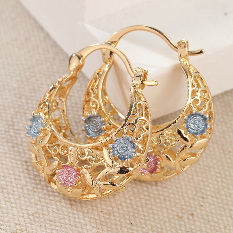 ⏰ 30 % RABATT – Nur für kurze Zeit ✨Vergoldete Halbmond-Creolen mit Blumenemaille 🌙✨ Elegante Handarbeit mit femininem Design