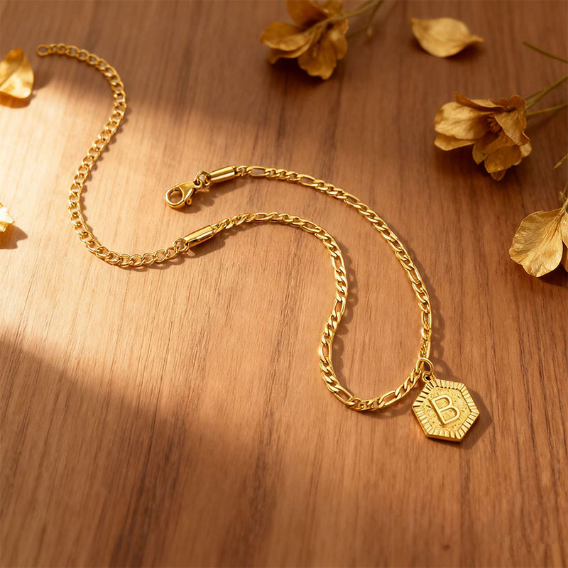 ⏰ 30 % RABATT – Nur für kurze Zeit ✨ Damen Fußkette mit Initiale 💛 Goldfarbene Figaro-Kette im Minimalistischen Stil
