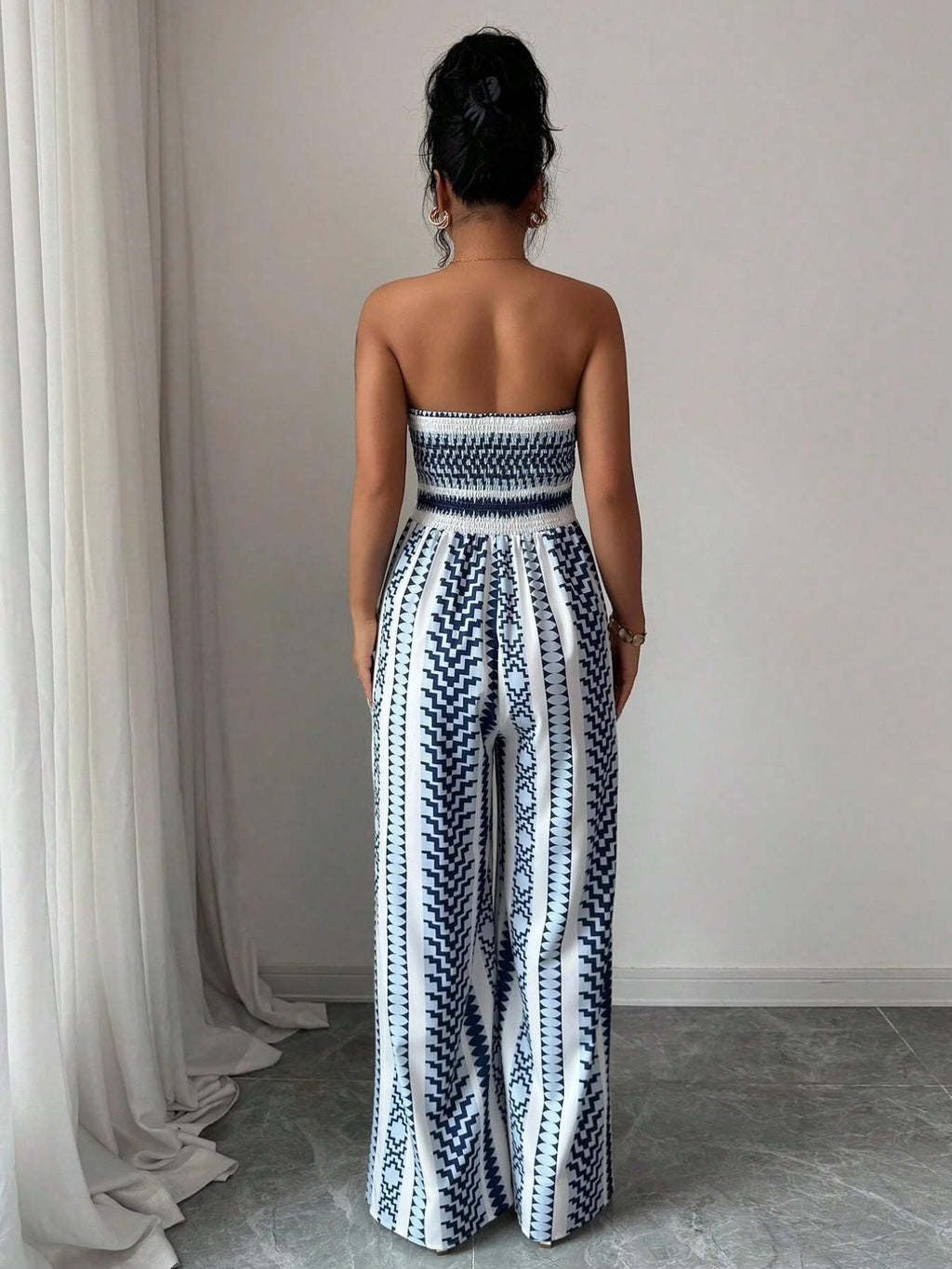 👗💙 Geometrischer Jumpsuit mit Halter-Ausschnitt & Seitenschlitz!