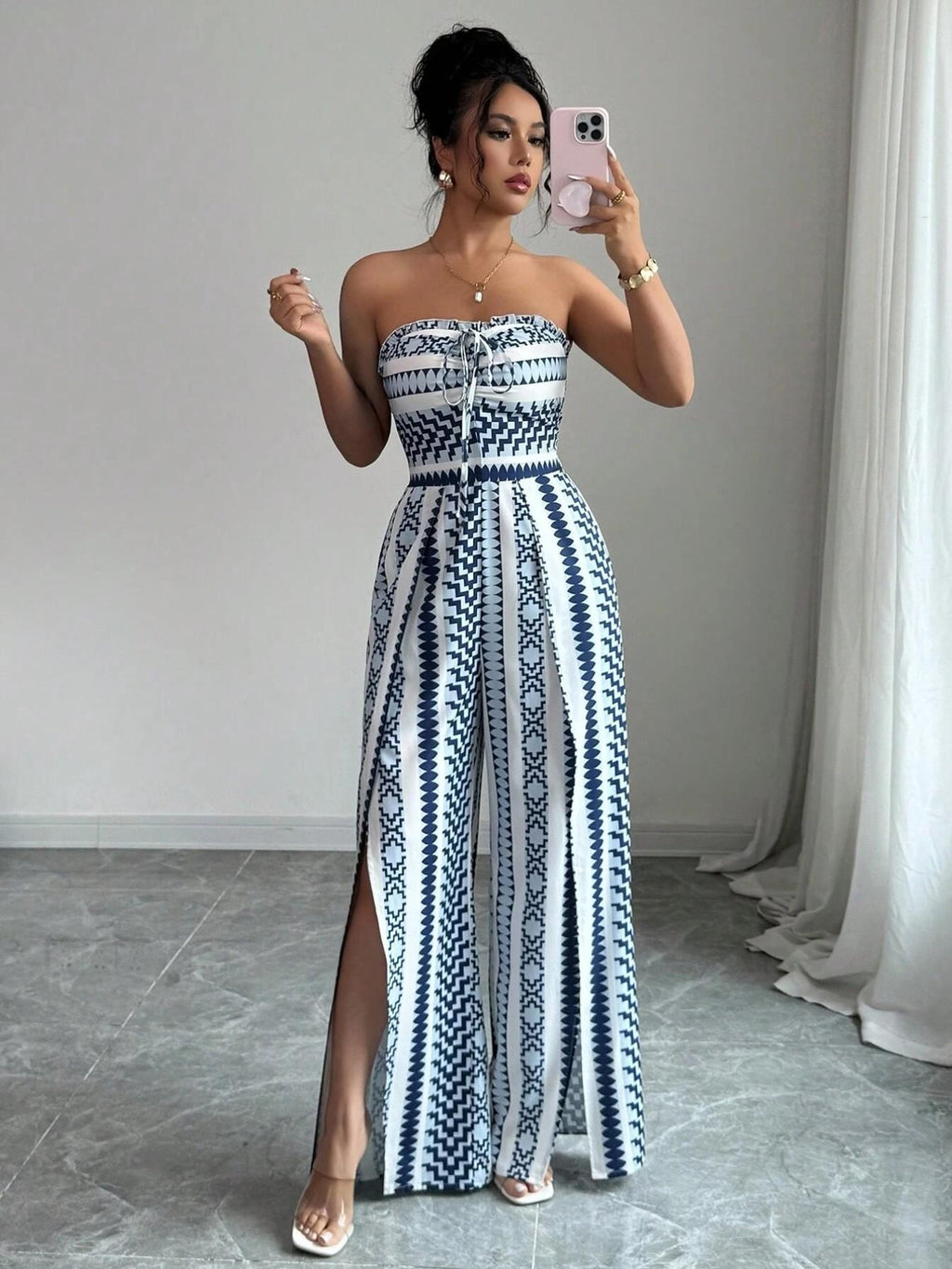 👗💙 Geometrischer Jumpsuit mit Halter-Ausschnitt & Seitenschlitz!