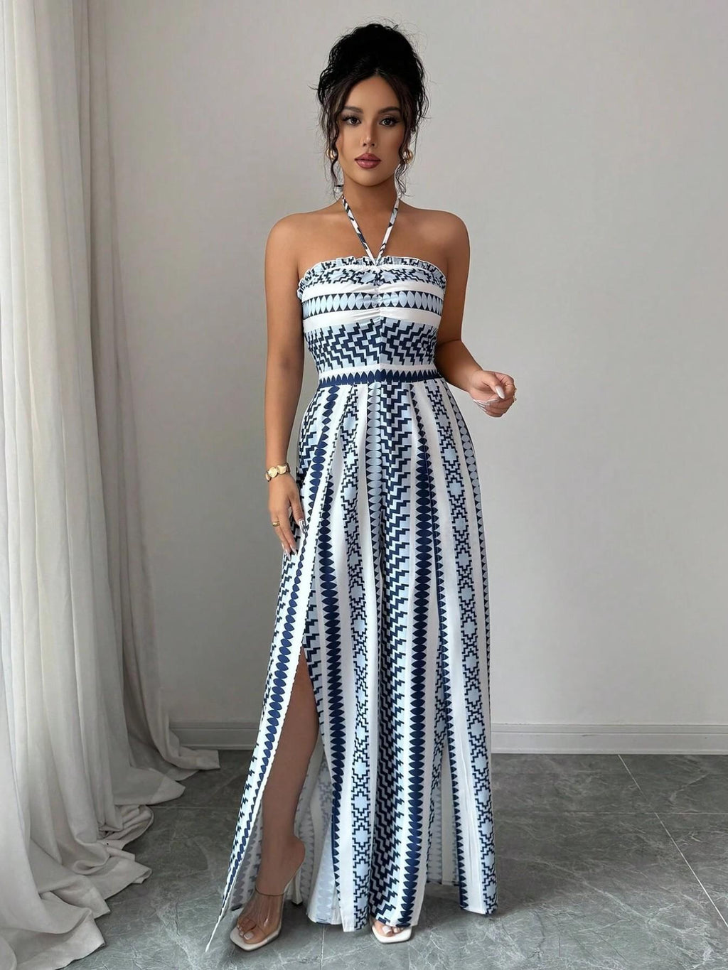 👗💙 Geometrischer Jumpsuit mit Halter-Ausschnitt & Seitenschlitz!