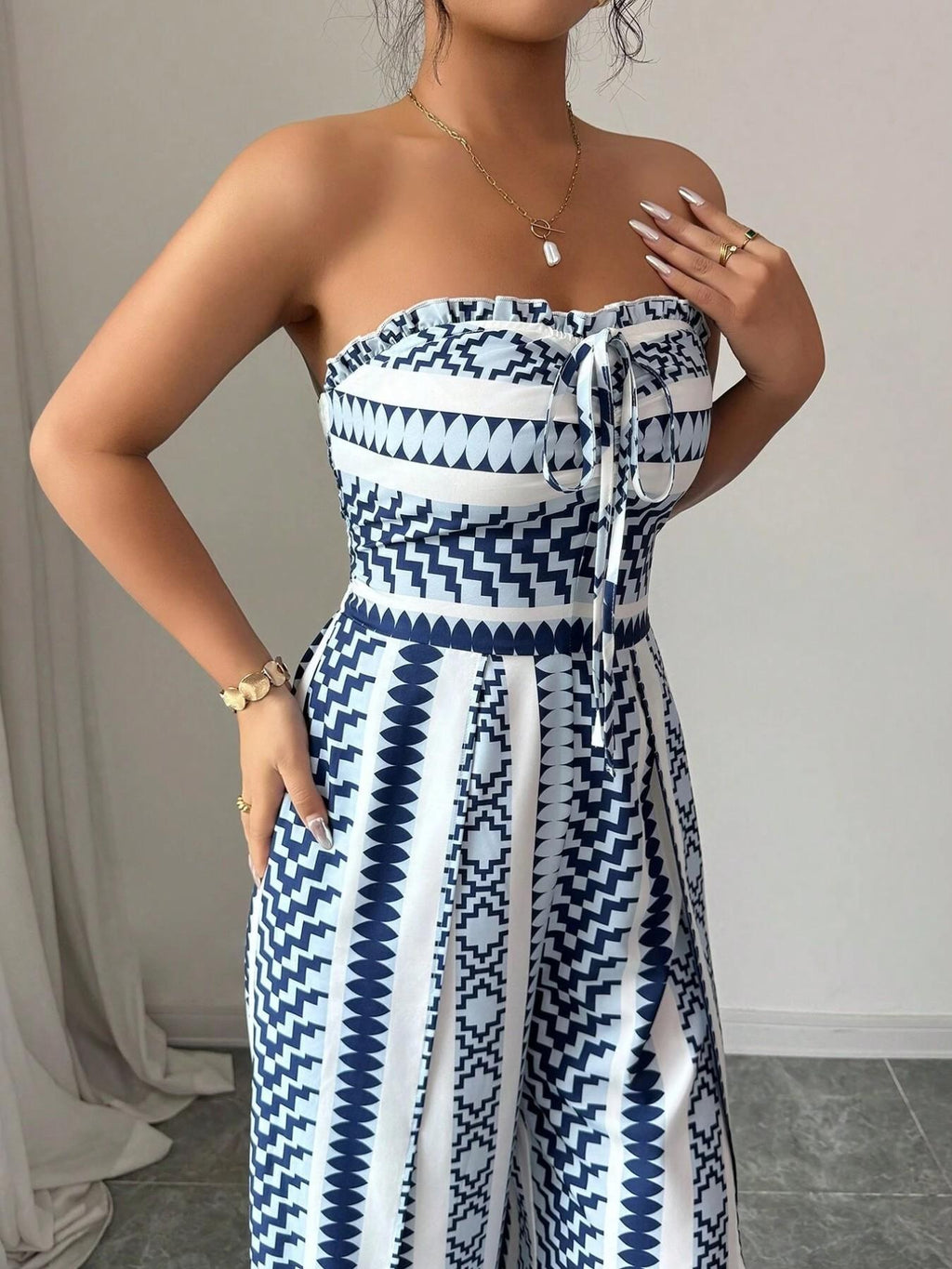 👗💙 Geometrischer Jumpsuit mit Halter-Ausschnitt & Seitenschlitz!