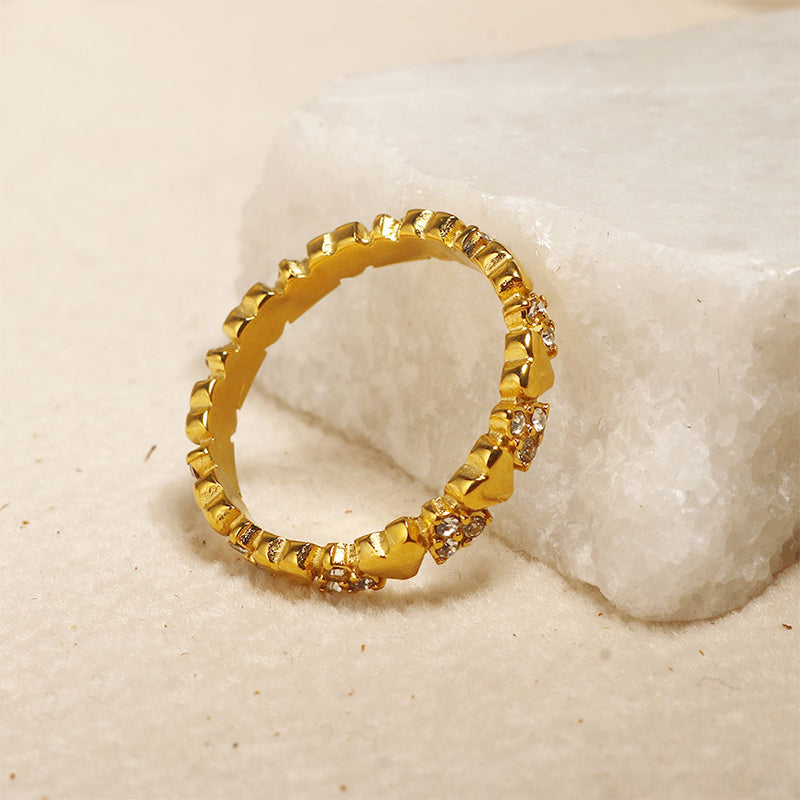 💍 Dreieckiger Herzen-Ring – minimalistische Herzform mit Mikropavé-Besatz, schlicht & elegant, ideal als modisches Accessoire für jeden Tag ✨