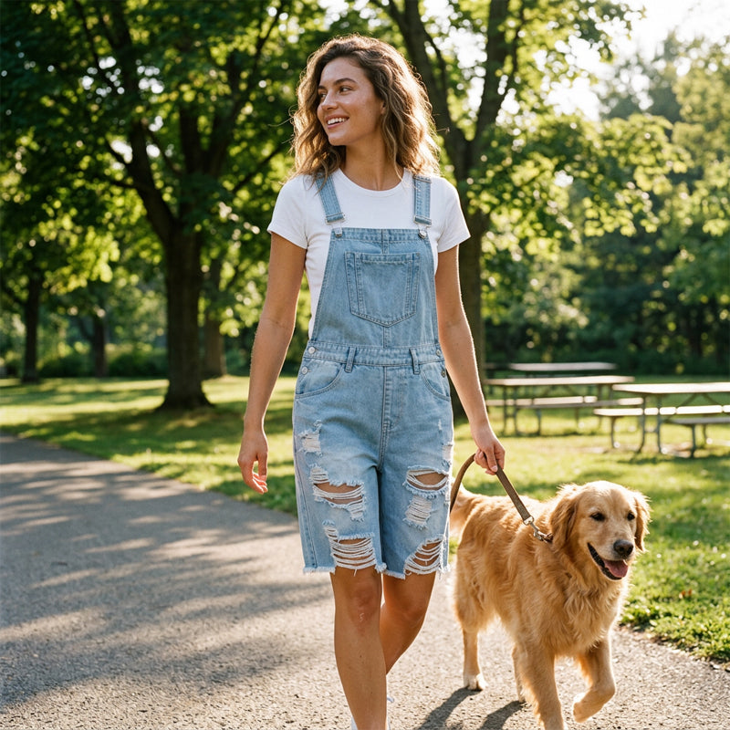 👖 Damen-Overalls in 5/4-Länge – hellblaue Used-Jeans mit Loch-Details, ausgefranste Kanten & lässiger Schnitt, ideal für den urbanen Alltag & den Sommer 🌊