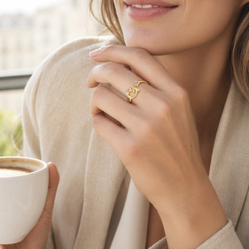 ⏰ 50 % RABATT – Nur für kurze Zeit 💍 Damen Ring mit Buchstaben ✨ Funkelnde Zirkonia-Verzierung, Verstellbare Größe & Elegantes Design
